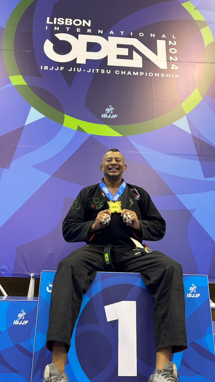 Juliano Alicate com a medalha de ouro no Lisbon International Open 2024 da IBJJF
