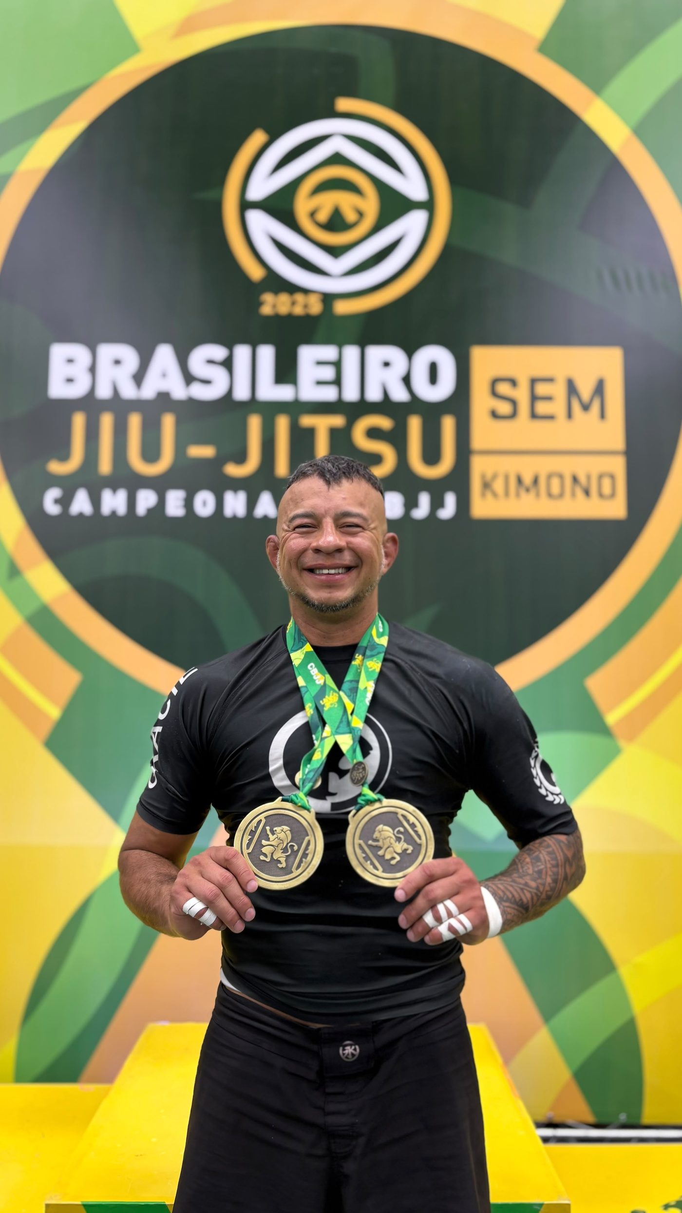 Juliano Alicate no pódio do Brasileiro CBJJ Sem Kimono 2025 com duas medalhas de ouro